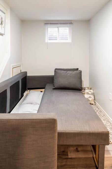 Appartamento Cozy Nest Basement Unit Hamilton Esterno foto