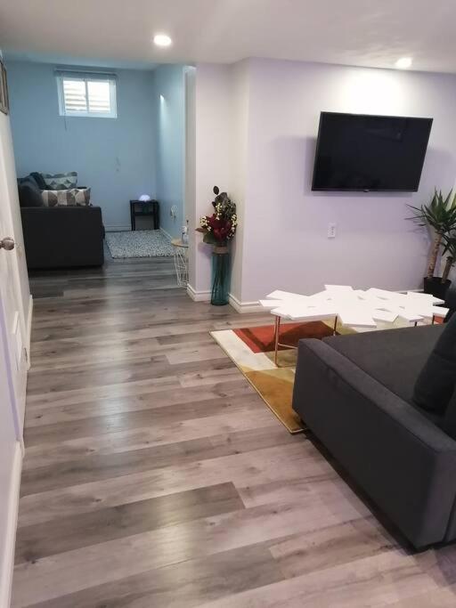 Appartamento Cozy Nest Basement Unit Hamilton Esterno foto